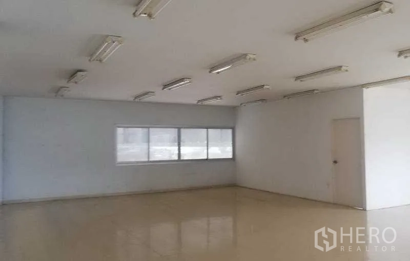 คลังสินค้า ให้เช่าในBang Phli, Samut Prakan - ห้องสำนักงานสว่าง เพดานไฟฟลูออเรสเซนต์ พื้นกระเบื้อง และหน้าต่างมองออกสู่ลาน