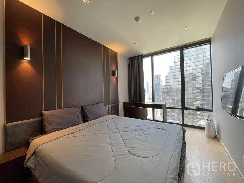 คอนโด ให้เช่าในBang Rak, Bangkok - ห้องนอนหลัก ผนังตกแต่ง เตียงคิงไซส์ หน้าต่างบานใหญ่และวิวสกายไลน์