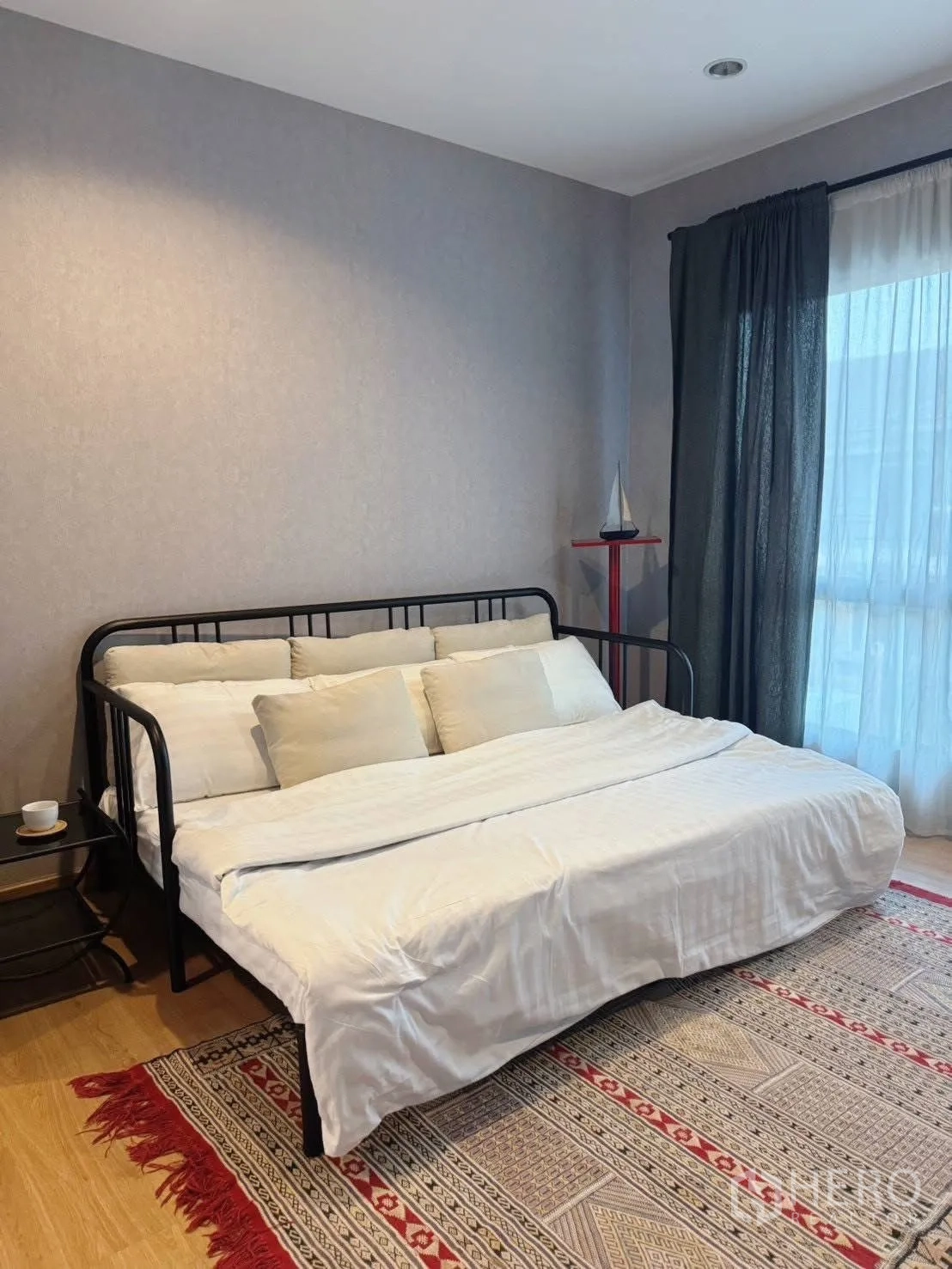 บ้านเดี่ยว for rent or sale in Suan Luang, Bangkok - เดย์เบดผ้าปูสีขาวบนพรมลายข้างหน้าต่าง