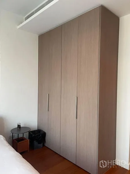 公寓 出租在Pathum Wan, Bangkok - 卧室内木质嵌入式衣柜
