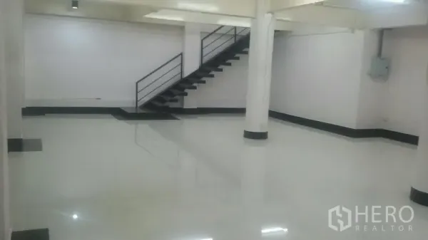 办公空间 出租在Sathon, Bangkok - 开放办公区，白色立柱与金属楼梯通向上层区域。