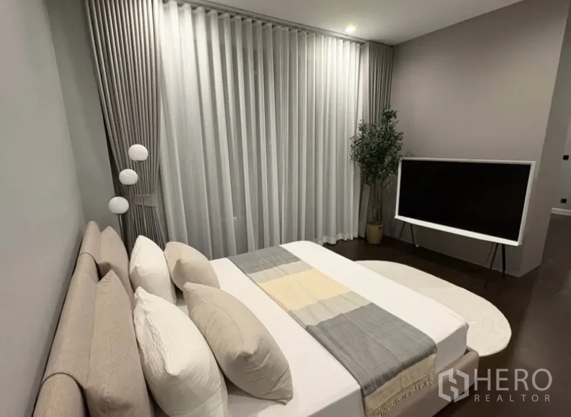 บ้านเดี่ยว for rent in Suan Luang, Bangkok - ห้องนอนบรรยากาศอบอุ่น ผ้าม่านทึบ และมุมวางทีวี