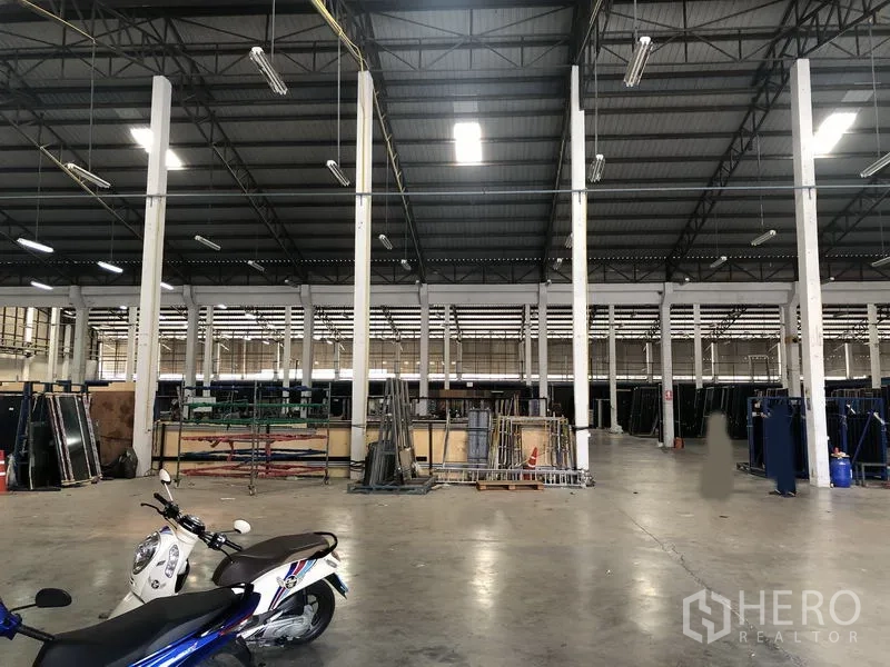 货栈 出租在Nonthaburi - 超大库内地面，规则柱网与充裕操作空间