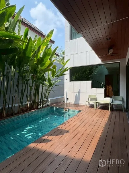 บ้านแฝด for rent in Watthana, Bangkok - สระว่ายน้ำส่วนตัวพร้อมพื้นไม้ระเบียงและต้นไม้ทรอปิคัล