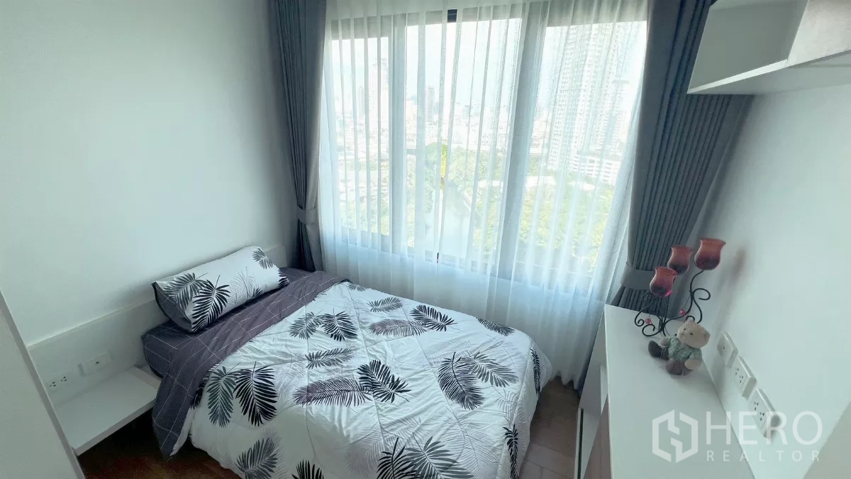 公寓 出租在Watthana, Bangkok - 次卧采光充足，转角大窗俯瞰城市景观，配纱帘。