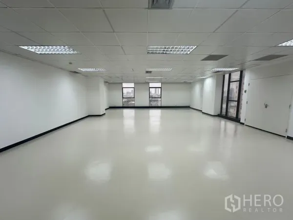 办公空间 出租 - 116㎡办公空间广角视图，双面采光与天花灯板，空间方正易布局。