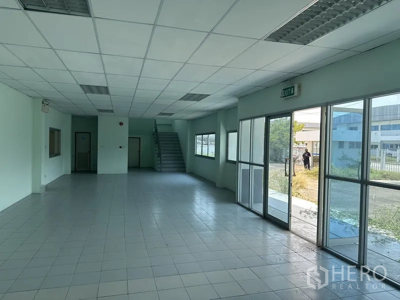 โรงงาน ให้เช่าในChon Buri - ห้องน้ำปูกระเบื้องลายฟ้า‑ขาว พร้อมห้องแยกเป็นสัดส่วน