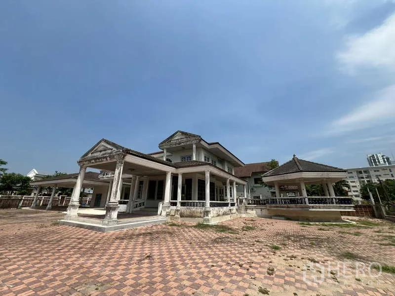 Detached House for rent in Prawet, Bangkok - Wide exterior showing house, gazebo pavilion and large paved yard.