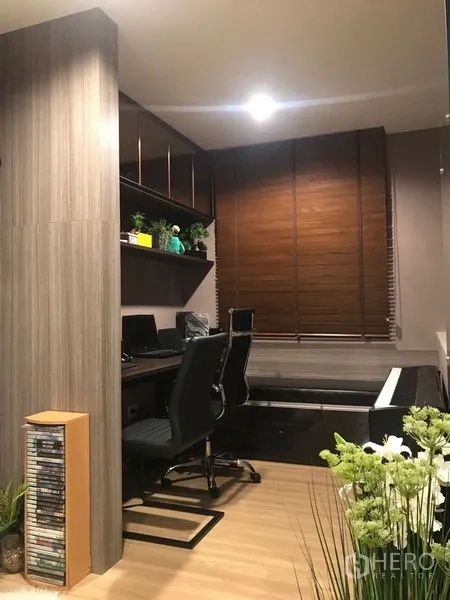 带办公室的家 出租在Saphan Sung, Bangkok - 内置办公区，木质柜架、书桌与办公椅，灯光柔和。
