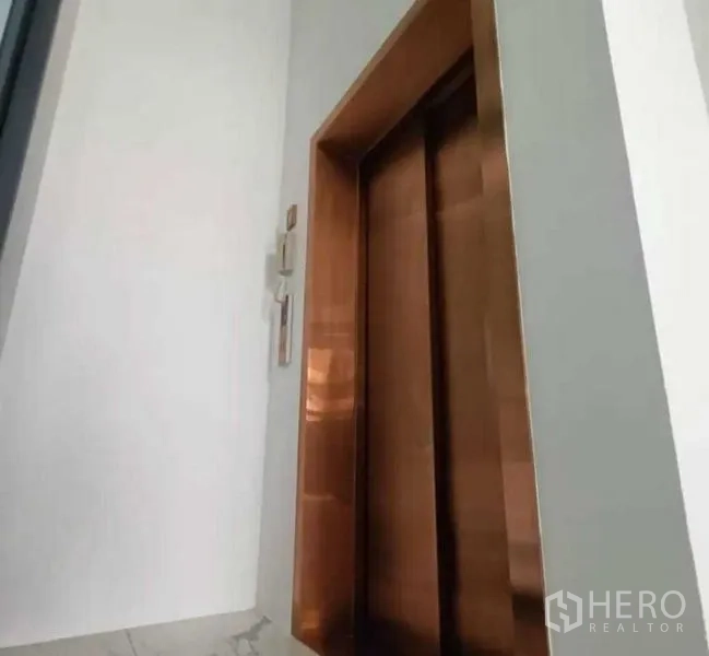 带办公室的家 出租在Suan Luang, Bangkok - 私人电梯近景，古铜色电梯门。