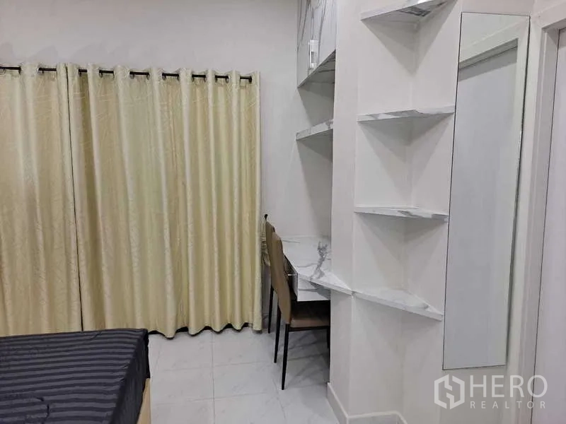 公寓 出租在Khlong Toei, Bangkok - 卧室一角设有大理石层架、书桌与落地窗帘。