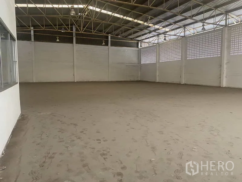 货栈 出租在Bang Phli, Samut Prakan - 仓库一角，通风墙、天窗采光带与大面积无遮挡地面。