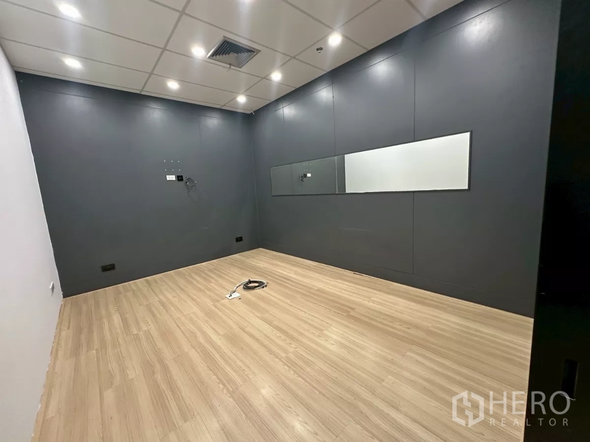 办公空间 出租在Watthana, Bangkok - 会议室，炭灰墙板，狭长横窗与LED照明。