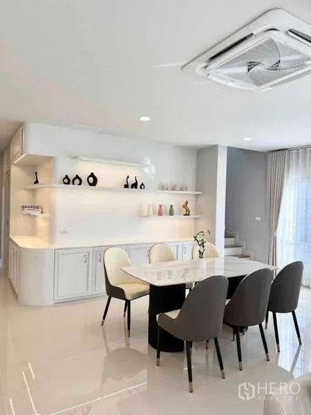 บ้าน ให้เช่าหรือขายในBang Phli, Samut Prakan - พื้นที่ทานอาหารโต๊ะหินอ่อน 6 ที่นั่ง ชั้นโชว์ไฟซ่อน และบันไดใกล้เคียง