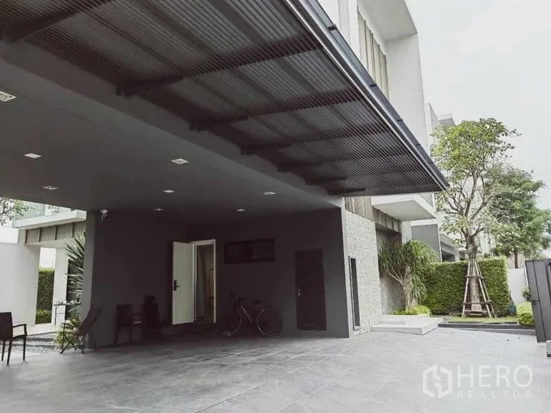 独立式住宅 出租 - 宽敞有顶车道与停车区，金属雨棚旁配修剪整齐的花园。
