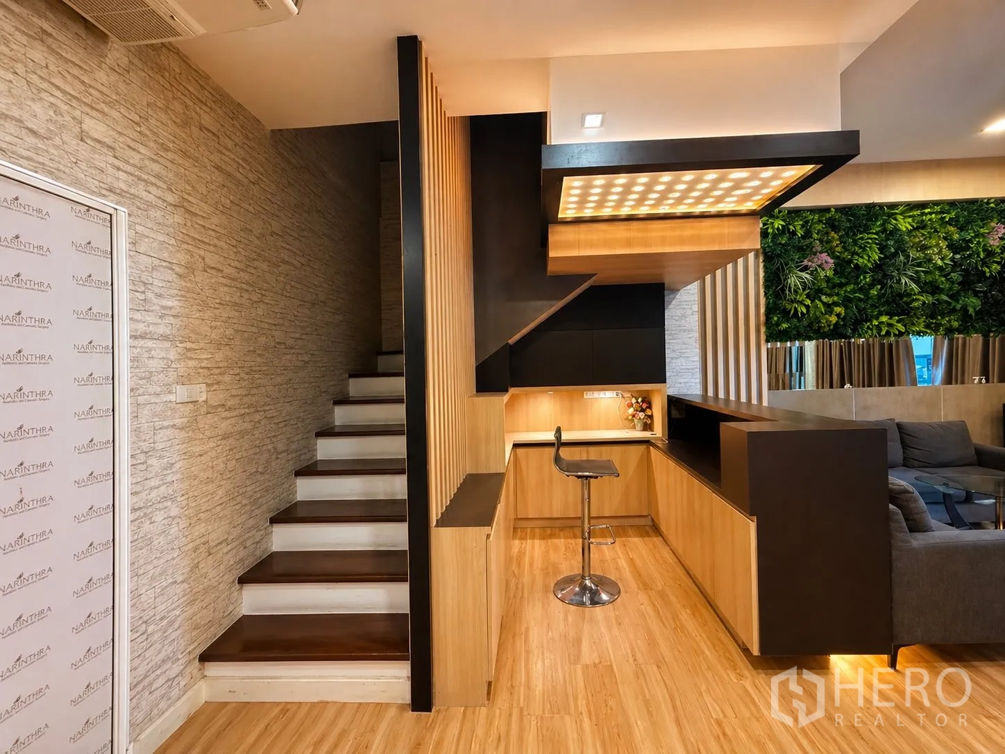 家庭办公室 for rent or sale in Yan Nawa, Bangkok - 木质楼梯与内置工作台，天花射灯及吧椅。