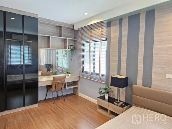 บ้าน ให้เช่าในPrawet, Bangkok - มุมทำงานในห้องนอนพร้อมโต๊ะเครื่องแป้ง กระจกบานใหญ่ และชั้นวางของ