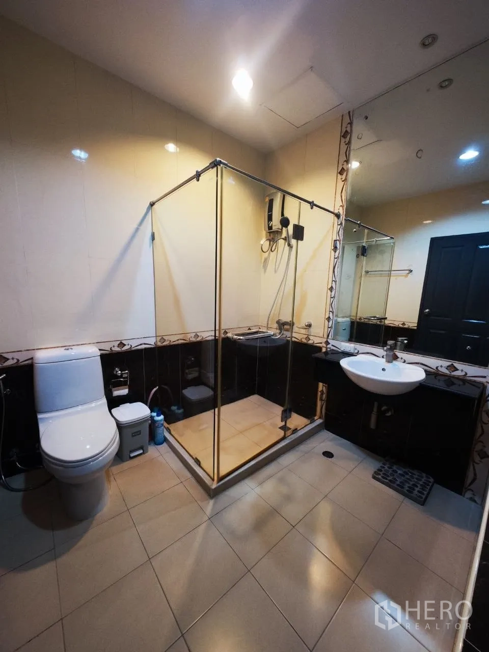 Home Office for rent in Bang Na, Bangkok - Bathroom featuring a glass-enclosed shower, toilet and floating sink.