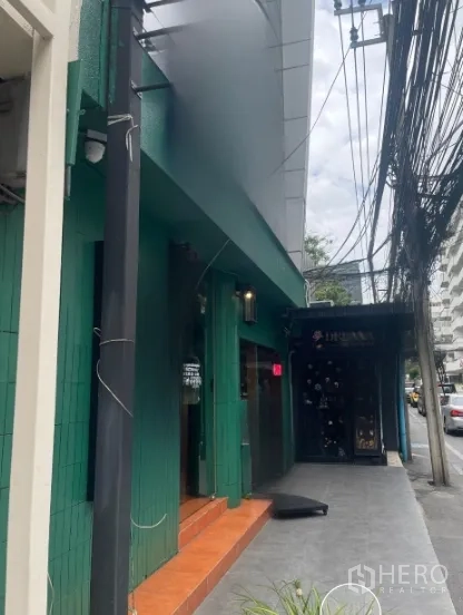 店屋 出租在Watthana, Bangkok - 商铺入口带雨棚与台阶，沿通罗人行道而设。