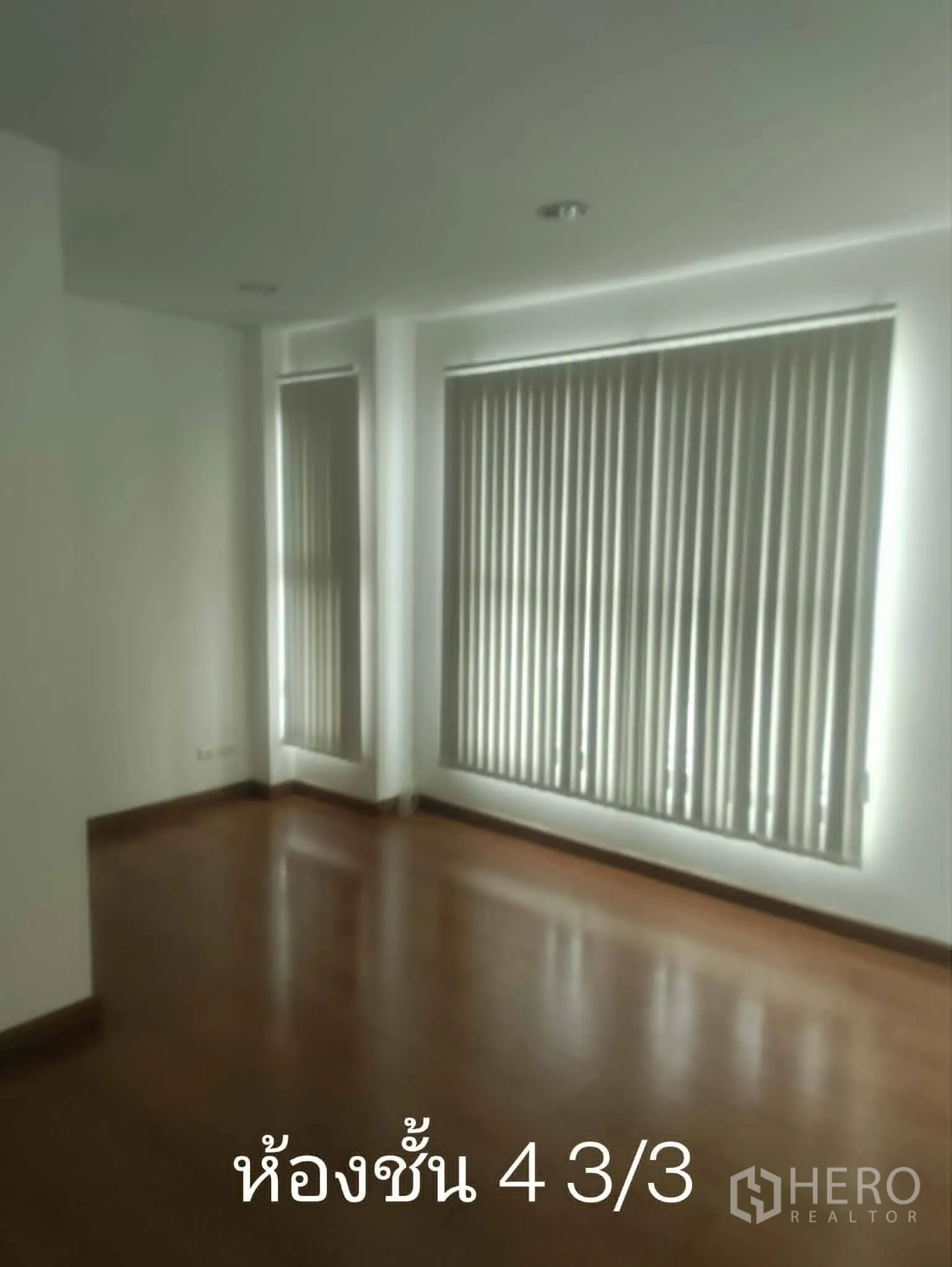 家庭办公室 for rent in Lat Phrao, Bangkok - 明亮空房，木地板，宽窗配竖百叶。