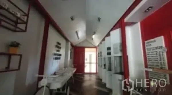 零售空间 出租在Khlong Toei, Bangkok - 走廊式空间，红色点缀，墙上货架与菜单牌。