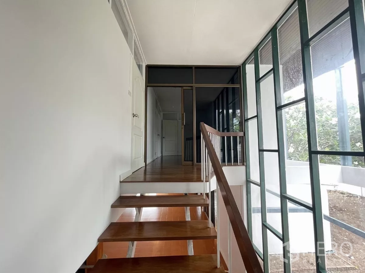 Home Office for rent in Din Daeng, Bangkok - Stair corridor lined with tall vertical windows bringing abundant natural light.