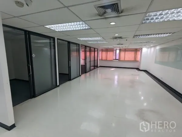 办公空间 出租或出售在Ratchathewi, Bangkok - 宽敞办公室楼层，玻璃隔断、大窗百叶与墙面长白板。