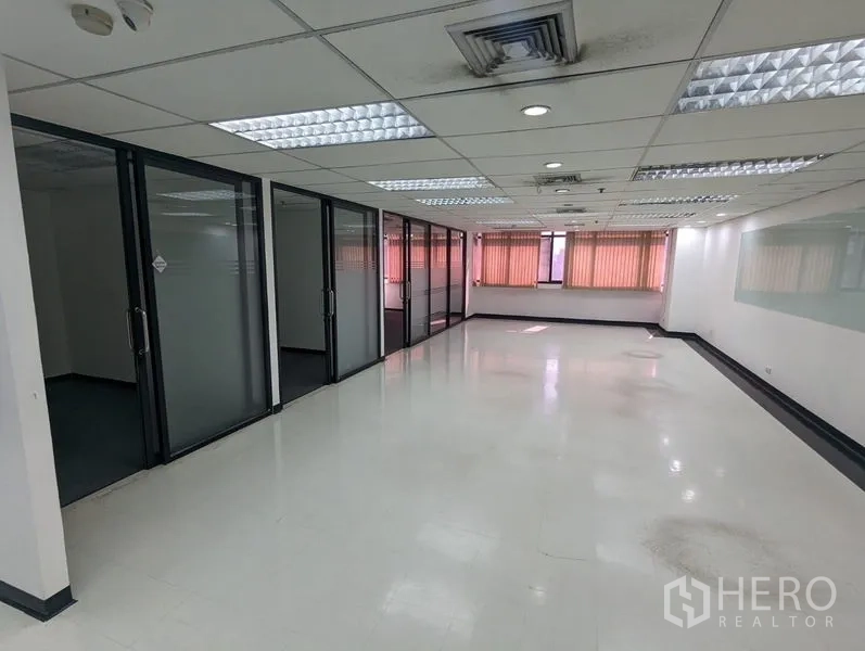 办公空间 出租或出售在Ratchathewi, Bangkok - 宽敞办公室楼层，玻璃隔断、大窗百叶与墙面长白板。