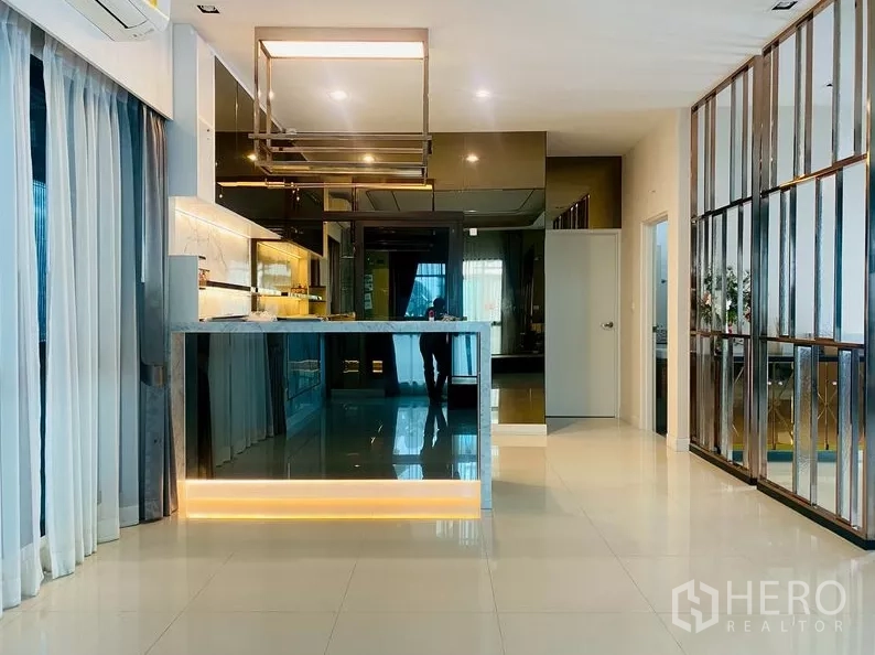 独立式住宅 出租在Prawet, Bangkok - 镜面吧台与吊架，旁有高挑玻璃隔断。