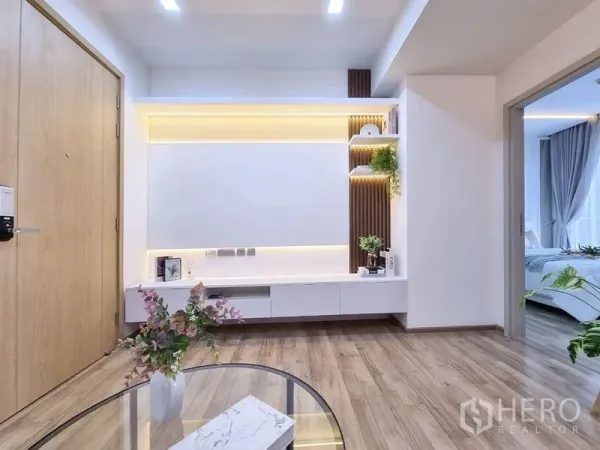 คอนโด ขาย - ผนังทีวีดีไซน์ไฟ LED และทางเชื่อมเข้าสู่ห้องนอน