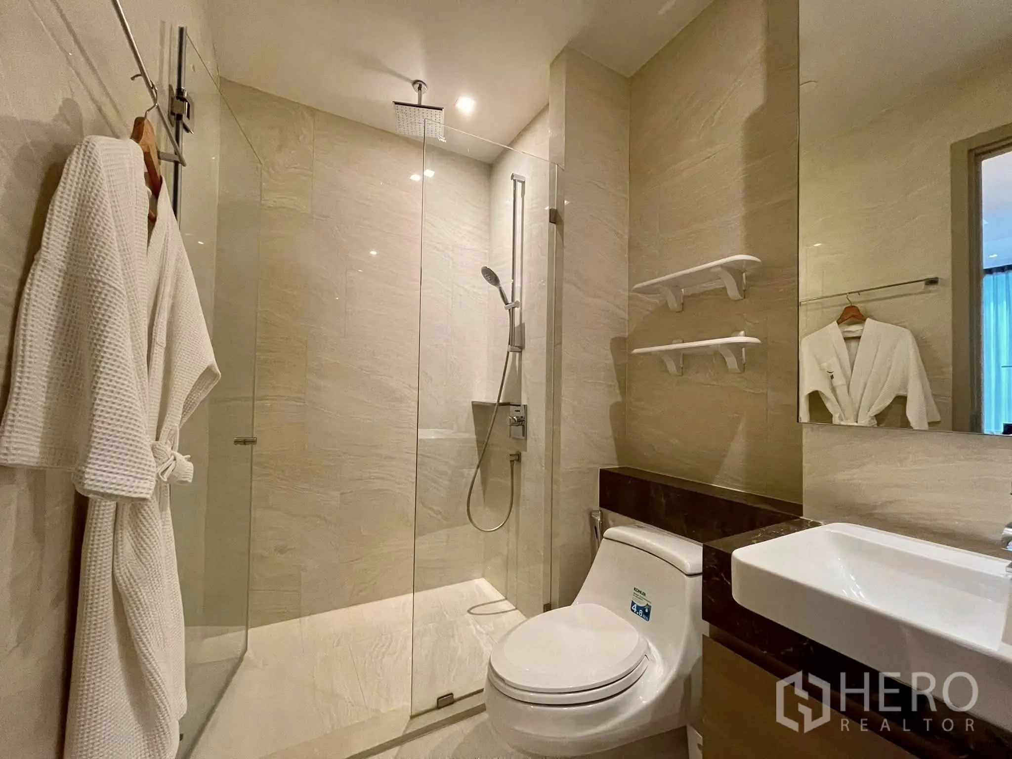 公寓 for rent in Bang Rak, Bangkok - 明亮浴室，步入式淋浴、洗手台和置物架。