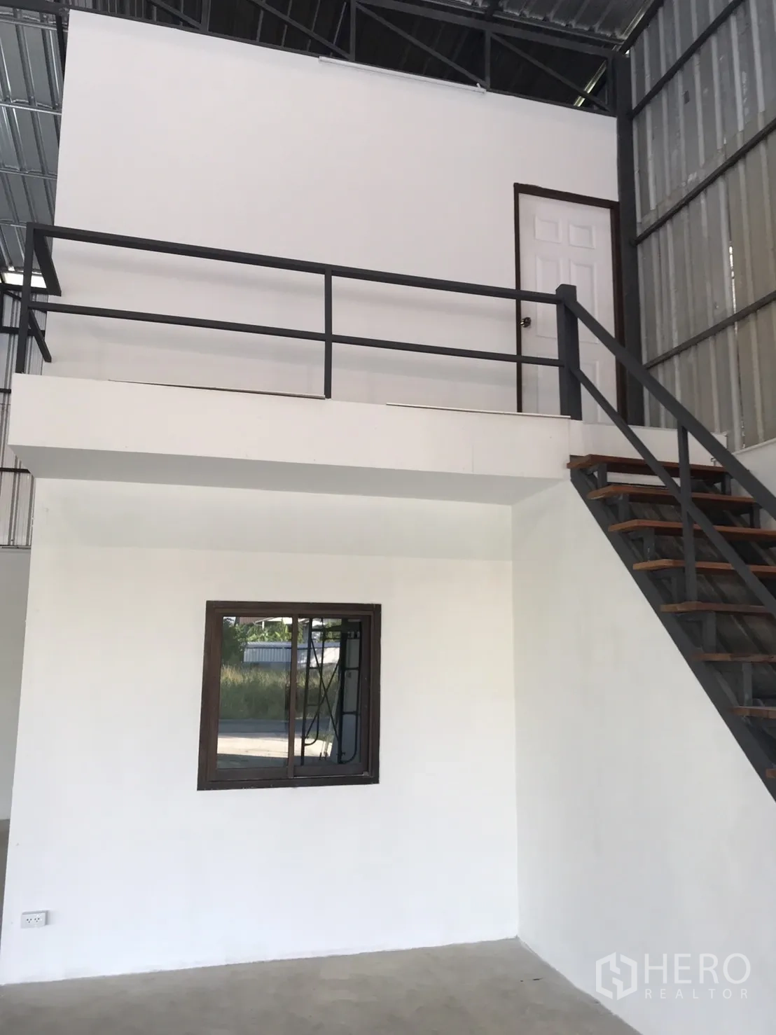 Warehouse for rent in Lam Luk Ka, Pathum Thani - Mezzanine office block with metal stairs and safety railing in the warehouse.