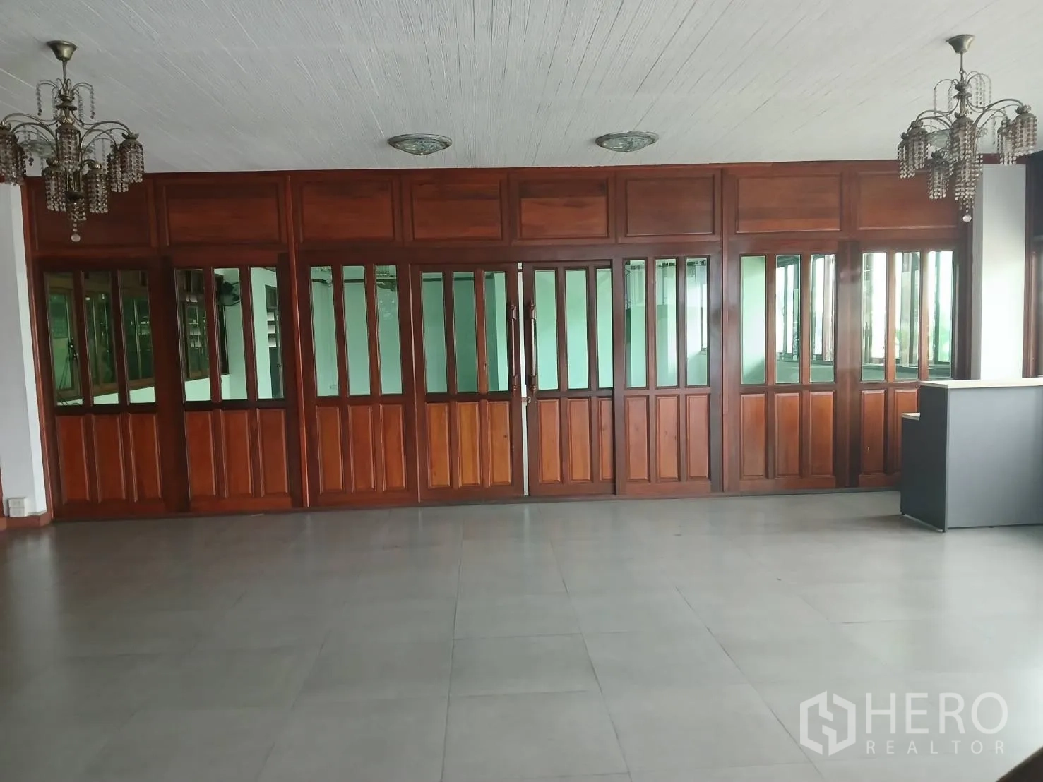 Factory for rent or sale in Uthai, Phra Nakhon Si Ayutthaya - Spacious office lobby with tiled floors, wood-framed glass partitions and chandeliers.