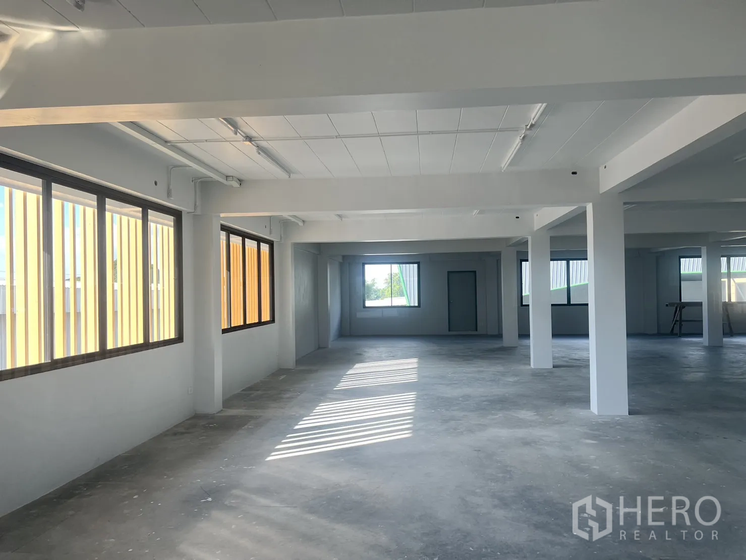 办公空间 出租在Lat Krabang, Bangkok - 宽敞工作区，多根结构柱与充足采光。