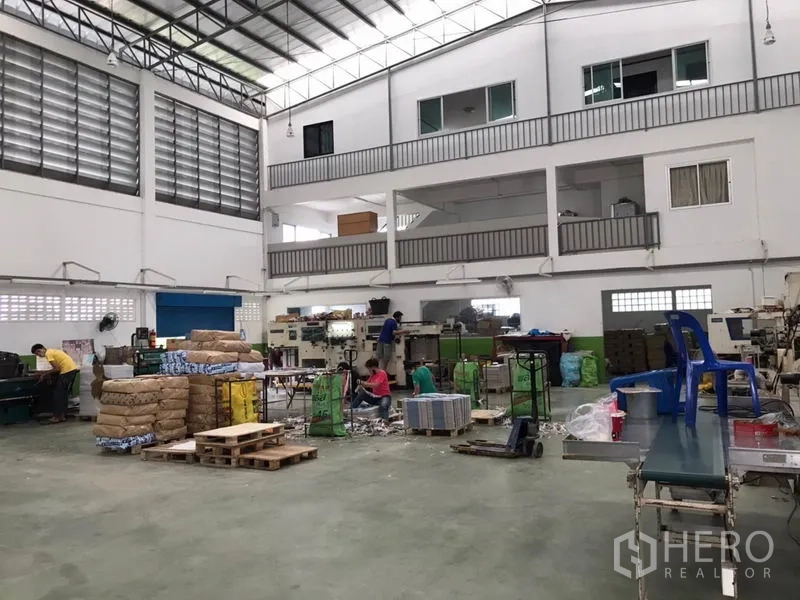 Factory for sale in Pak Kret, Nonthaburi - Open-span factory hall with two-storey mezzanine overlooking the workspace.