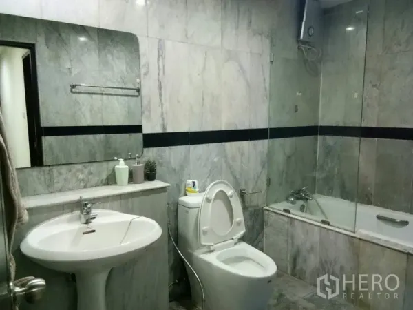 คอนโด ให้เช่าในWatthana, Bangkok - ห้องน้ำกรุหินอ่อน มีอ่างอาบน้ำกั้นกระจก อ่างล้างหน้าและโถสุขภัณฑ์