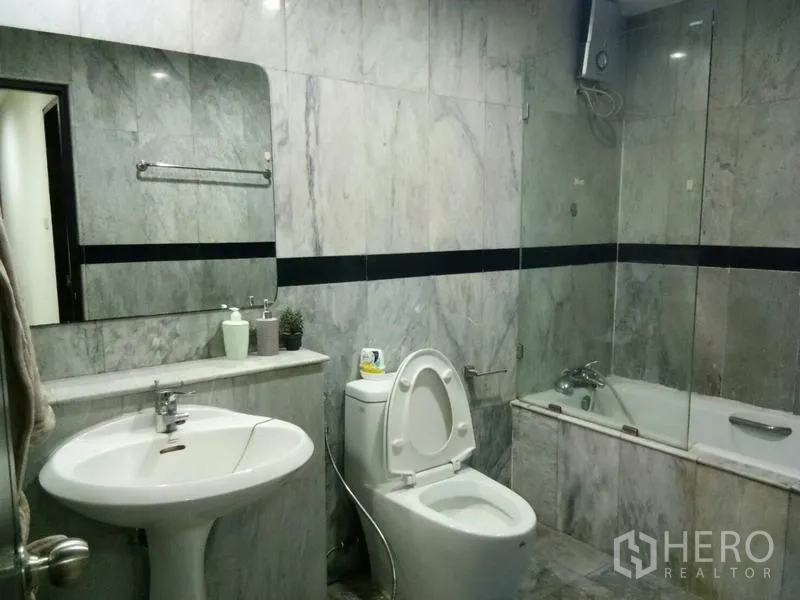 คอนโด ให้เช่าในWatthana, Bangkok - ห้องน้ำกรุหินอ่อน มีอ่างอาบน้ำกั้นกระจก อ่างล้างหน้าและโถสุขภัณฑ์