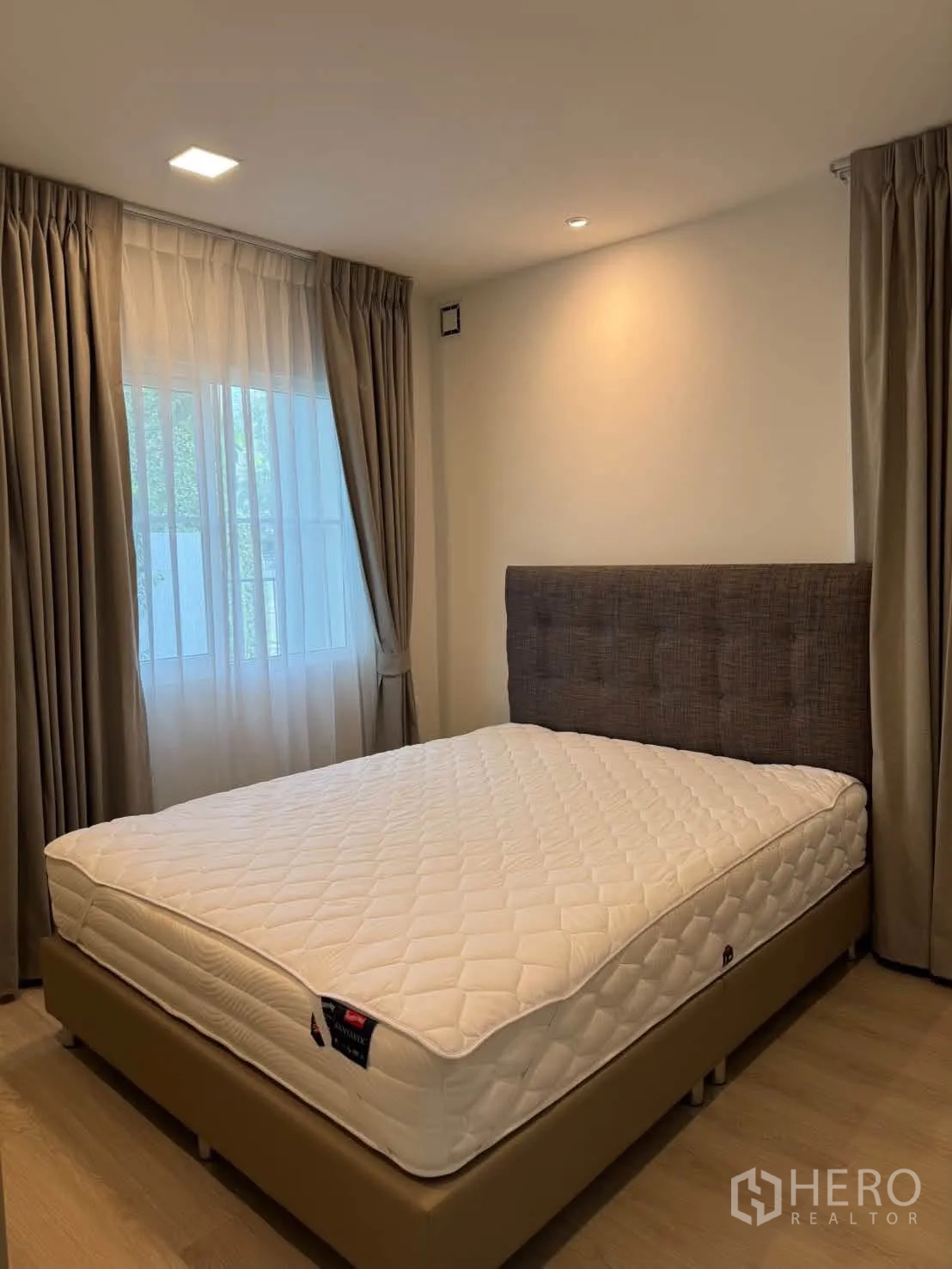 บ้านเดี่ยว for rent in Bang Phli, Samut Prakan - ห้องนอนอบอุ่นพร้อมฟูกเย็บลอน หัวเตียงบุผ้า และผ้าม่าน