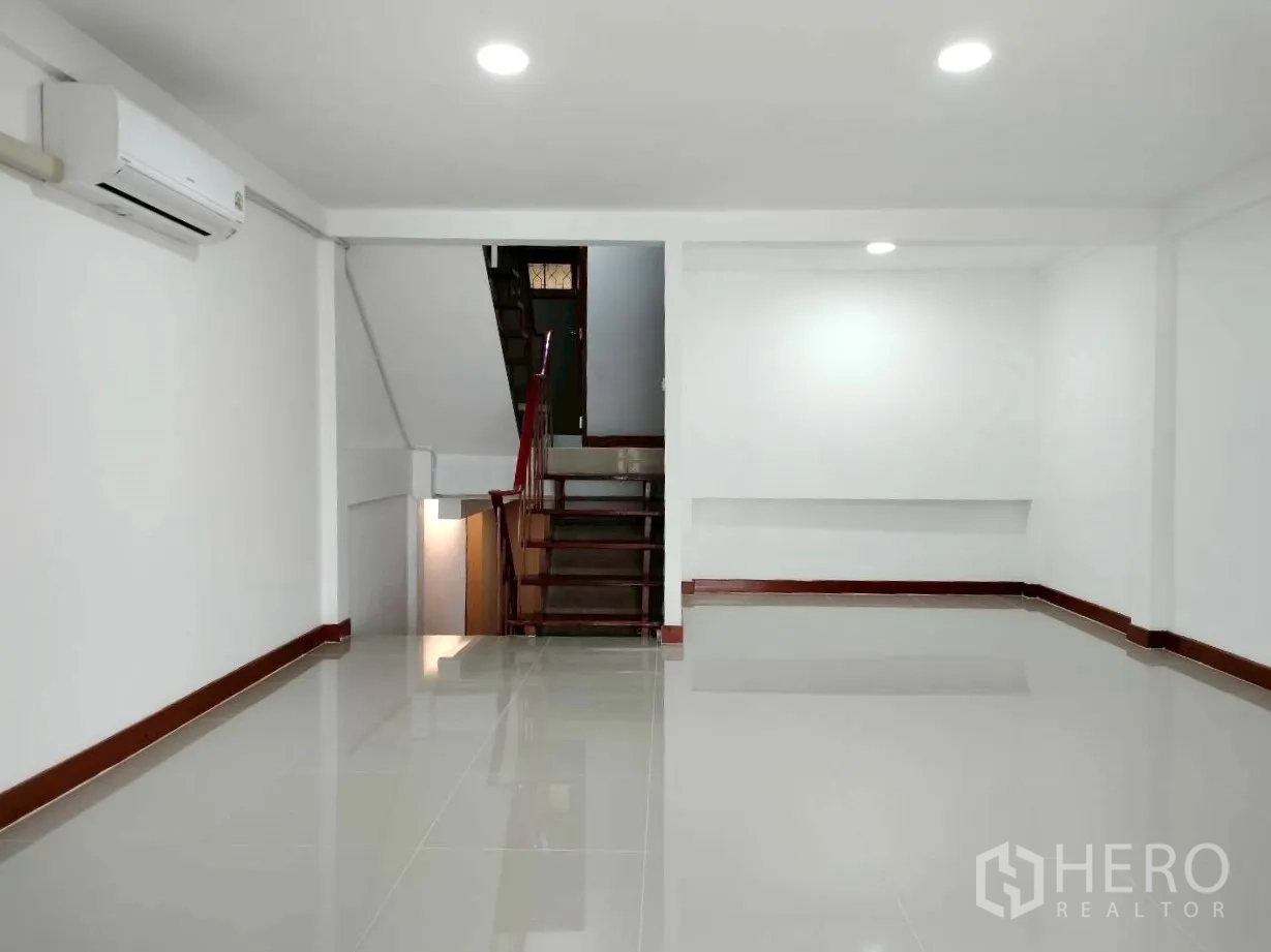 家庭办公室 for rent in Watthana, Bangkok - 开放式下层空间，配空调与室内楼梯。