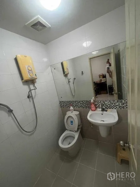 Townhouse for rent in Bueng Kum, Bangkok - Compact bathroom with shower, water heater, toilet and wide mirror.