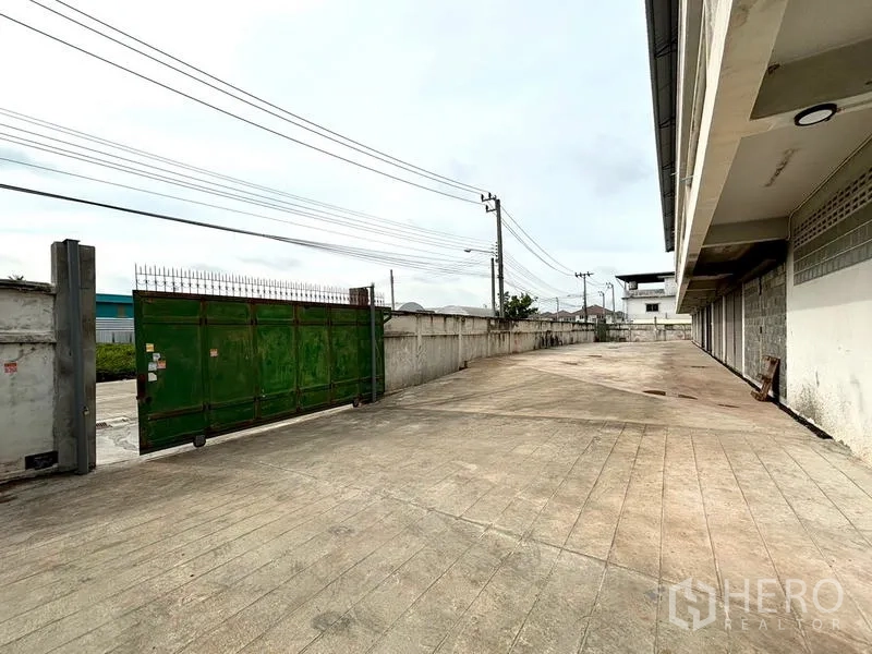 คลังสินค้า ให้เช่าในBang Khun Thian, Bangkok - ทางวิ่งภายในโครงการจากประตูสีเขียวสู่ช่องโหลดสินค้า