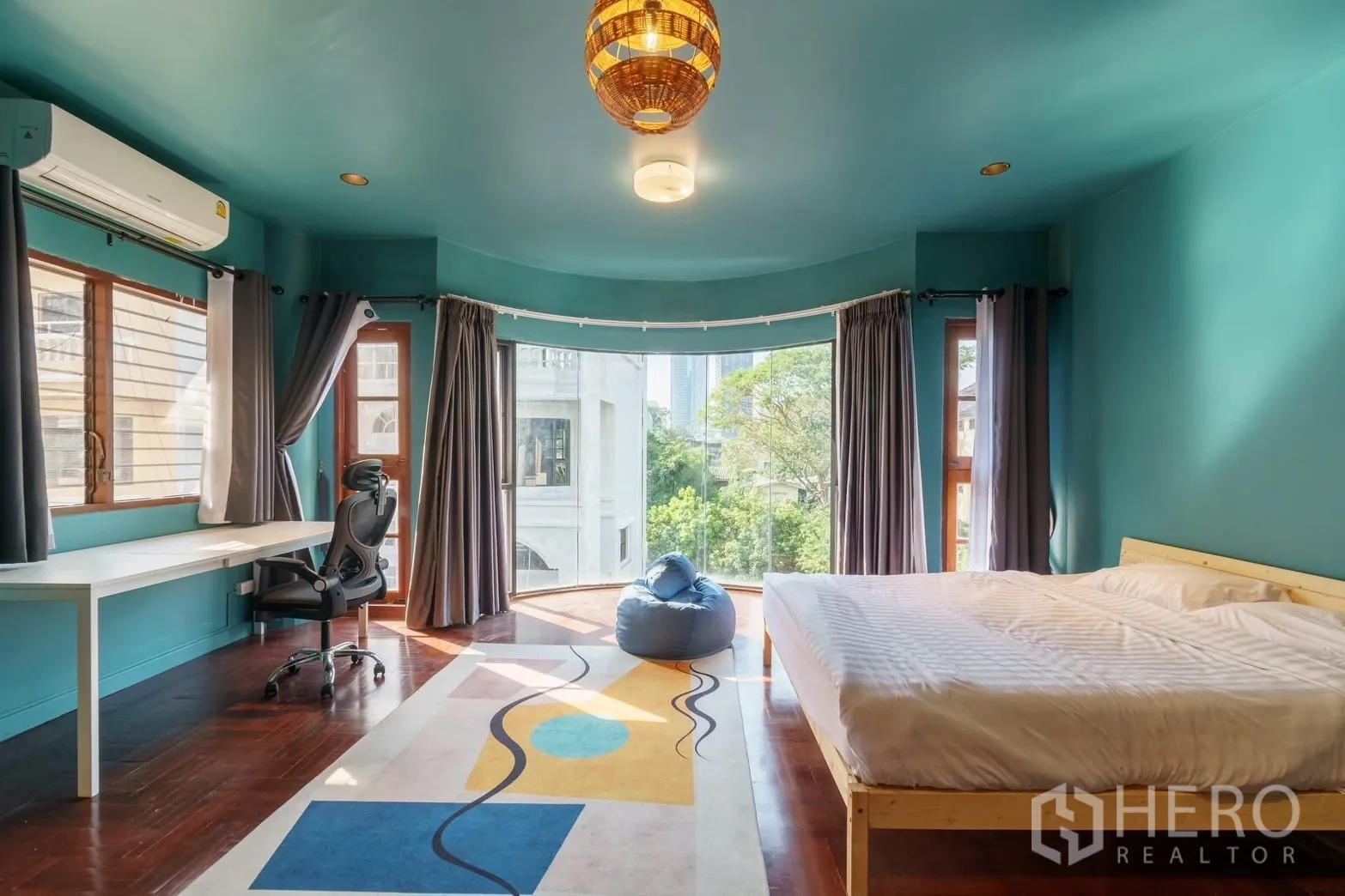 ทาวน์เฮาส์ for rent in Watthana, Bangkok - ห้องนอนโทนสีเขียวอมฟ้าขนาดใหญ่ มีหน้าต่างกระจกโค้ง โต๊ะทำงาน และบีนแบค