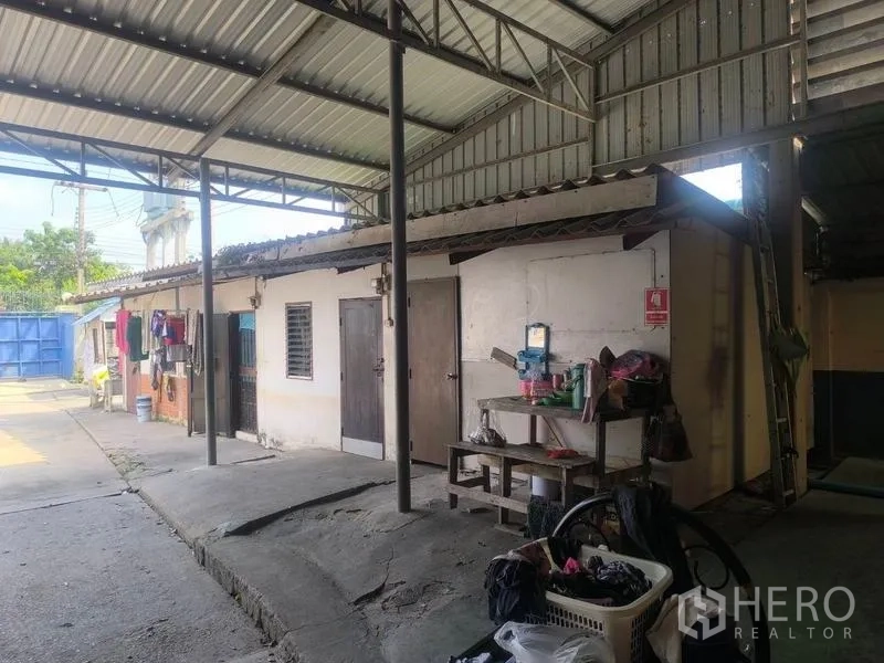 คลังสินค้า ให้เช่าในLat Lum Kaeo, Pathum Thani - เรือนพักพนักงานใต้หลังคาเมทัลชีทภายในคอมพาวด์โกดัง