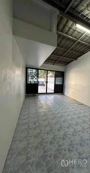 Home Office for rent in Din Daeng, Bangkok - Ground-floor room with tiled floor and black-framed sliding glass doors, ideal for a storefront or reception.