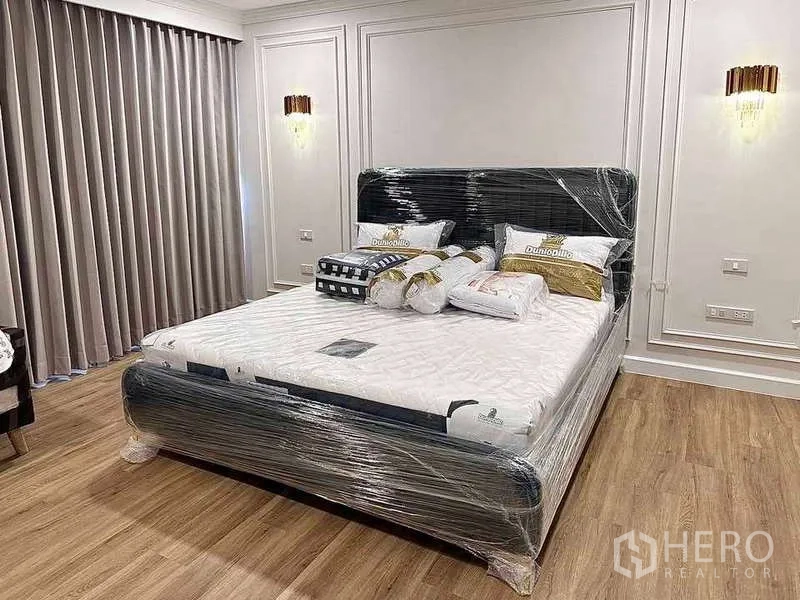 Condominium for rent or sale in Khlong Toei, Bangkok - Master bedroom with new king bed, wall molding and floor-to-ceiling curtains