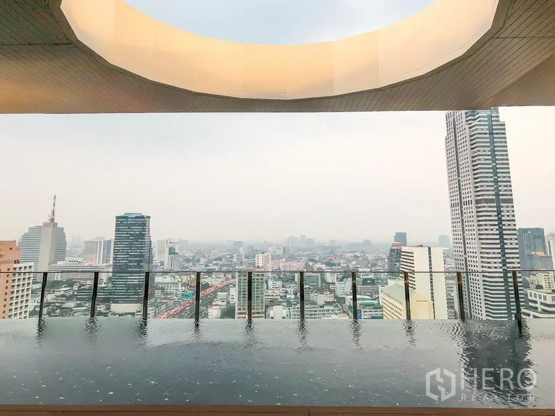 公寓 出租或出售在Bang Rak, Bangkok - 高层天际泳池边缘，框景式全景城市视野。