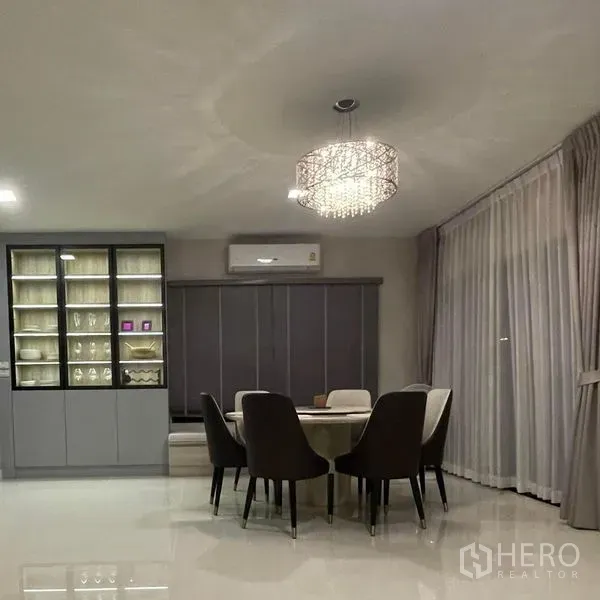 独立式住宅 出租在Bang Phli, Samut Prakan - 餐区视角，展示柜与落地窗帘