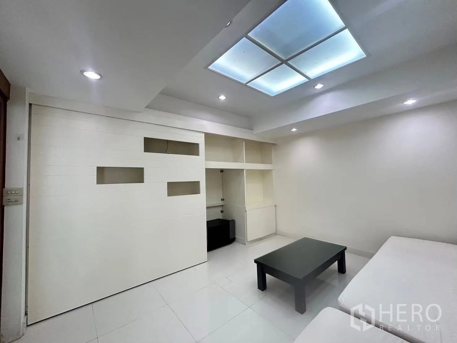 บ้าน ให้เช่าในSuan Luang, Bangkok - ผนังบิลท์อินพร้อมสกายไลท์ในห้องนั่งเล่นขนาดเล็ก