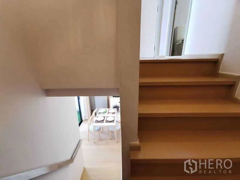 公寓 出租或出售在Watthana, Bangkok - 从楼梯向下看，通往餐厅与厨房区域