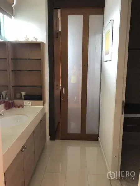 คอนโด ให้เช่าในBang Kho Laem, Bangkok - ห้องน้ำสมัยใหม่ เคาน์เตอร์อ่างล้างหน้า ชั้นวางของ และประตูกระจกฝ้าเลื่อน